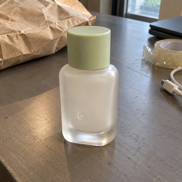 护肤品随手拍风格参考图,AI 生成的前后对比示例